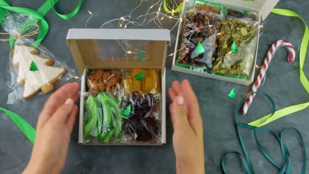Caixas Presente Com Nozes Frutas Secas Embaladas Individualmente Mãos Femininas — Vídeo de Stock
