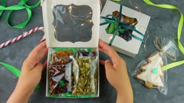 Geschenkboxen Mit Trockenfrüchten Nüsse Einzeln Verpackt Set Weiblichen Händen Gesunde — Stockvideo