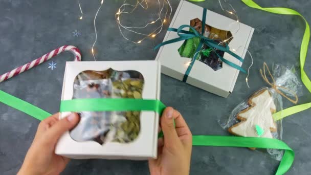 Dárkové Krabice Sušenými Ovocnými Ořechy Balené Jednotlivě Ženských Rukou Zdravá — Stock video