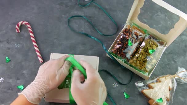 Mädchen Wickelt Geschenkbox Mit Getrockneten Früchten Nüsse Einzeln Verpackt Set — Stockvideo