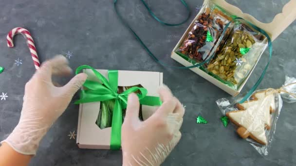 Девушка Обертывает Подарочную Коробку Сухофруктами Орехи Индивидуально Завернутый Набор Диета — стоковое видео