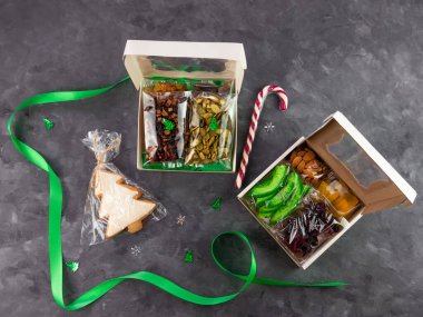 Farklı kurutulmuş meyveli fındıklı turunçgiller tek tek paketlenmiş. Sağlıklı beslenme. Noel kutlaması, organik ekolojik doğal karışım üst görünüm. Bilinçli tüketim dikkatli beslenme.