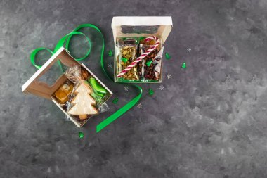 Farklı kurutulmuş meyveli fındıklı turunçgiller tek tek paketlenmiş. Sağlıklı beslenme. Noel kutlaması, organik ekolojik doğal karışım üst görünüm. Bilinçli tüketim dikkatli beslenme.