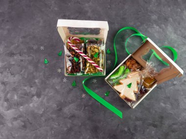 Farklı kurutulmuş meyveli fındıklı turunçgiller tek tek paketlenmiş. Sağlıklı beslenme. Noel kutlaması, organik ekolojik doğal karışım üst görünüm. Bilinçli tüketim dikkatli beslenme.