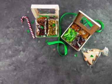 Farklı kurutulmuş meyveli fındıklı turunçgiller tek tek paketlenmiş. Sağlıklı beslenme. Noel kutlaması, organik ekolojik doğal karışım üst görünüm. Bilinçli tüketim dikkatli beslenme.