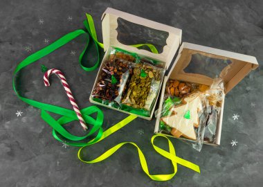 Farklı kurutulmuş meyveli fındıklı turunçgiller tek tek paketlenmiş. Sağlıklı beslenme. Noel kutlaması, organik ekolojik doğal karışım üst görünüm. Bilinçli tüketim dikkatli beslenme.