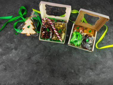 Farklı kurutulmuş meyveli fındıklı turunçgiller tek tek paketlenmiş. Sağlıklı beslenme. Noel kutlaması, organik ekolojik doğal karışım üst görünüm. Bilinçli tüketim dikkatli beslenme.