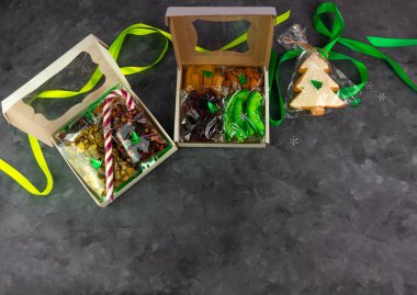 Farklı kurutulmuş meyveli fındıklı turunçgiller tek tek paketlenmiş. Sağlıklı beslenme. Noel kutlaması, organik ekolojik doğal karışım üst görünüm. Bilinçli tüketim dikkatli beslenme.