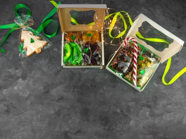 Farklı kurutulmuş meyveli fındıklı turunçgiller tek tek paketlenmiş. Sağlıklı beslenme. Noel kutlaması, organik ekolojik doğal karışım üst görünüm. Bilinçli tüketim dikkatli beslenme.