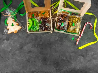 Farklı kurutulmuş meyveli fındıklı turunçgiller tek tek paketlenmiş. Sağlıklı beslenme. Noel kutlaması, organik ekolojik doğal karışım üst görünüm. Bilinçli tüketim dikkatli beslenme.