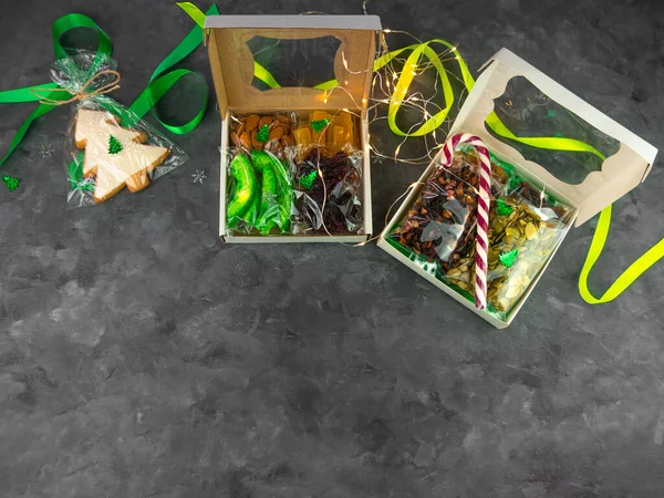 Farklı kurutulmuş meyveli fındıklı turunçgiller tek tek paketlenmiş. Sağlıklı beslenme. Noel kutlaması, organik ekolojik doğal karışım üst görünüm. Bilinçli tüketim dikkatli beslenme.