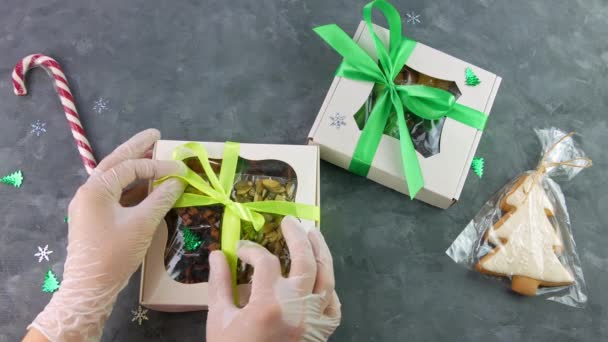 Dívka Vybaluje Dárkovou Krabici Sušeným Ovocem Ořechy Jednotlivě Zabalené Zdravá — Stock video