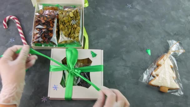 Mädchen Auspacken Geschenkbox Mit Getrockneten Früchten Nüsse Einzeln Verpackt Gesunde — Stockvideo