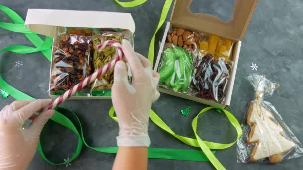 女孩包装礼品盒与干果坚果个别包装的一套 健康饮食 圣诞节庆祝节假日 准备女性手中的生态天然小吃 有意识地吃自制糖果 — 图库视频影像