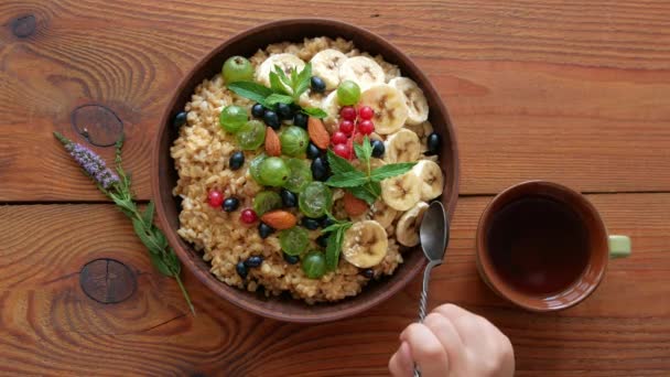 Grains Entiers Porridge Avoine Avec Des Baies Fraîches Fruits Noix — Video