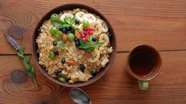 Gachas Avena Integrales Con Bayas Frescas Frutas Nueces Hojas Menta — Vídeo de stock