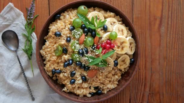 Grains Entiers Porridge Avoine Avec Des Baies Fraîches Fruits Noix — Video