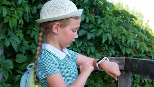 Schulkind Benutzt Smartwatch Outdoor Park Kid Talking Vdeo Call Mit — Stockvideo