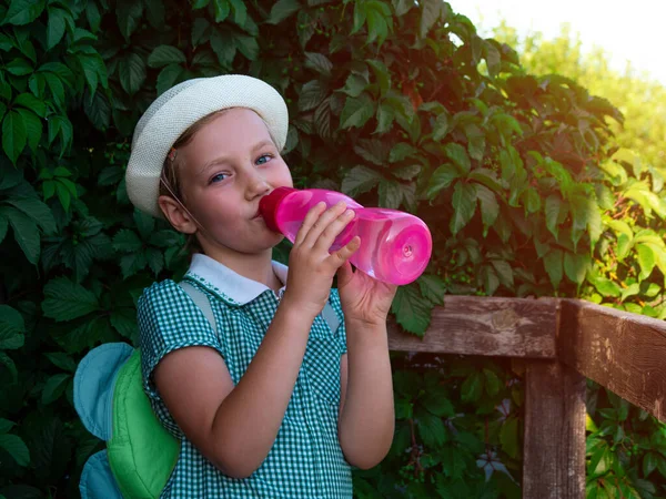 Şirin Liseli Kız Dışarıdaki Kullanılabilir Pembe Şişeden Içiyor Şapkalı Çocuk — Stok fotoğraf