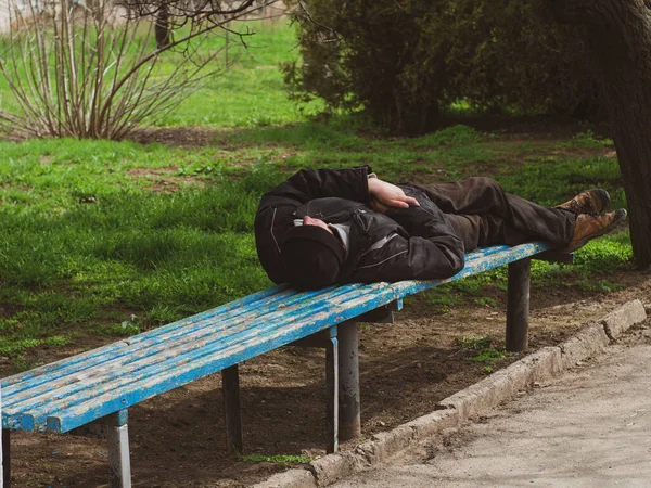Сплячий Бездомний Лавці Парку Зеленою Травою Яний Бродяга Бердіанськ Україна — стокове фото