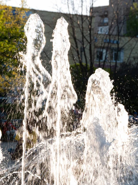 Einem Sonnigen Tag Plätschert Das Wasser Brunnen Auf Der Stadtstraße — Stockfoto