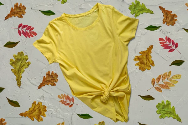 Camiseta Lisa Amarilla Maqueta Colorido Otoño Hojas Fondo Gris Plantilla — Foto de Stock