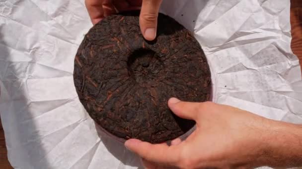 Shu Puerh Tort Chinezesc Ceai Negru Fermentat Hârtie Albă Cuțit — Videoclip de stoc