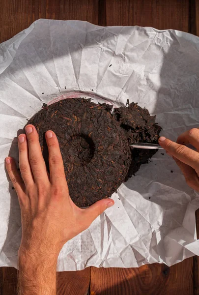 케이크치네 Shu Puerh Cake Chinese 종이에 발효시켰다 누르고 모양을 천천히 — 스톡 사진