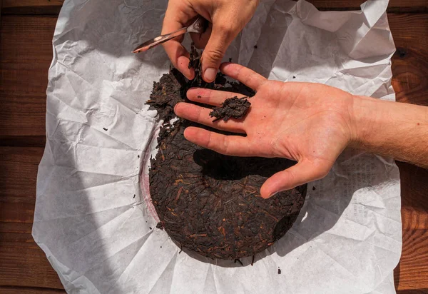 케이크치네 Shu Puerh Cake Chinese 종이에 발효시켰다 누르고 모양을 천천히 — 스톡 사진