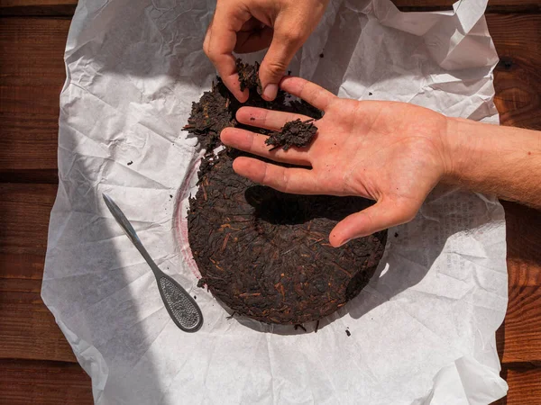 케이크치네 Shu Puerh Cake Chinese 종이에 발효시켰다 누르고 모양을 천천히 — 스톡 사진