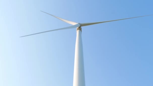 Turbina Eólica Girando Sobre Fondo Azul Claro Granja Convertidor Potente — Vídeo de stock