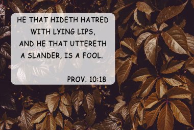 İncil 'den alıntılara göre sonbahar doğayı terk eder. İnananlar için kart metni. İlham verici Hristiyan dua dizesi. Nefreti yalancı dudaklarla gizleyen ve yalan söyleyen aptaldır..