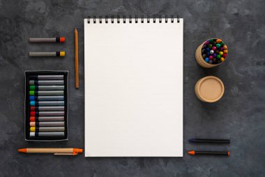 Boş defter maketi Pastel Pad koyu arka plan düz yatıyordu. Asgari çalışma alanı çizim defteri şablonu kalem şablonu üst görünüm. Okul afişi, kırtasiye, resim çizimi eğitimi e-öğrenme.