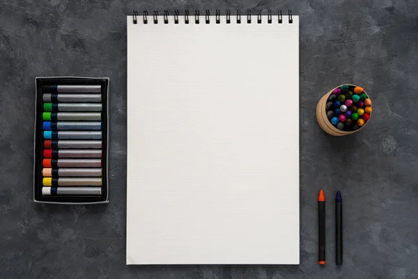 Blanco Notebook Mockup Pastel Pad Donkere Achtergrond Platte Lay Minimale — Stockfoto