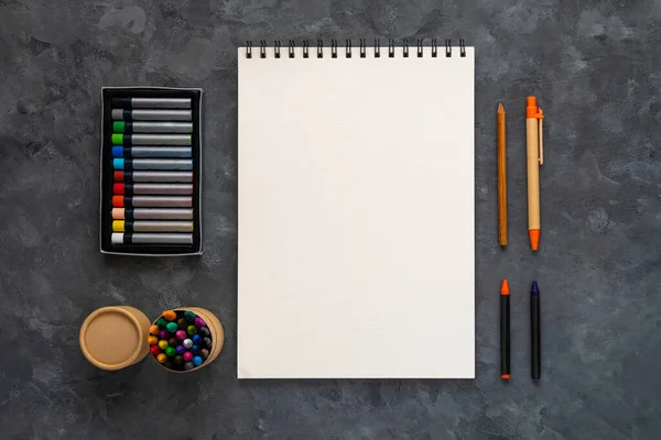 Blanco Notebook Mockup Pastel Pad Donkere Achtergrond Platte Lay Minimale — Stockfoto