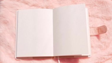 Pembe kürklü düzlükte boş bir defter modeli. Mercan kabarık kadınsı arka plan görüntüsü. Kadın blog gül tekstil yüzeyi not defteri kopyalama alanı işaret tasarımı. Beyaz çizim defteri şablonu