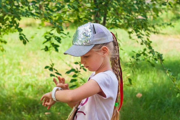 Child Schooler Using Smartwatch Outdoor Park Kid Talking Vdeo Call — Stock Photo, Image