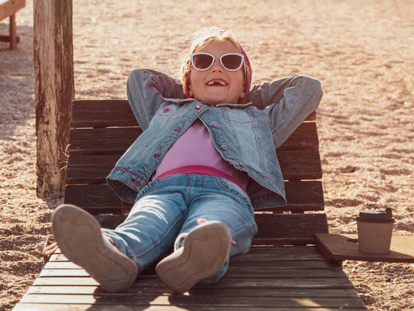 Menina Relaxando Descansando Cadeira Praia Criança Feliz Sorrindo Relaxante Desfrutando — Fotografia de Stock