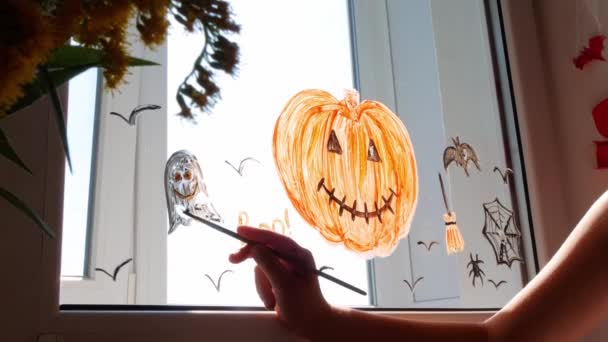 Malowanie Dyni Oknie Przygotowuje Świętować Halloween Mały Dzieciak Rysuje Dekoracje — Wideo stockowe