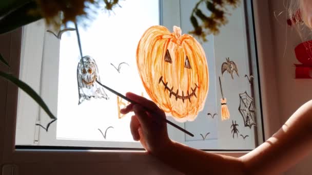 Peinture Enfant Citrouille Sur Fenêtre Préparation Célébrer Halloween Petit Enfant — Video