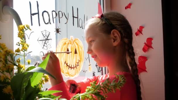 Barn Djævlehorn Maleri Græskar Vinduet Forbereder Fejre Halloween Lille Barn – Stock-video