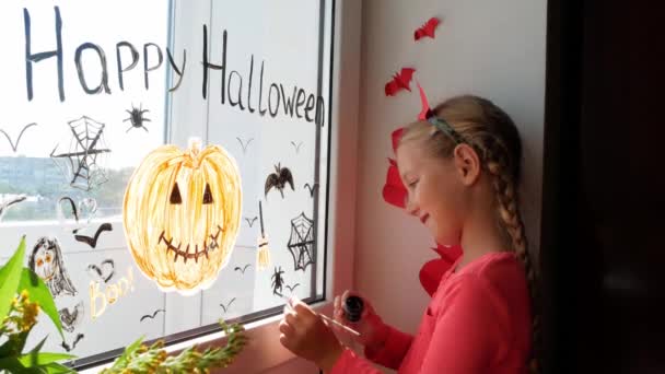 Enfant Cornes Diable Peignant Citrouille Sur Fenêtre Préparant Célébrer Halloween — Video