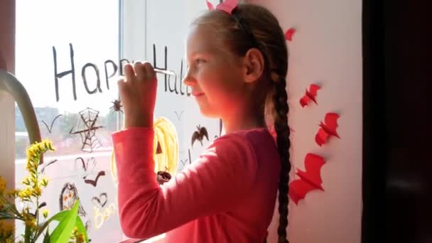 Dziecko Diabelskich Rogach Malowanie Dyni Oknie Przygotowanie Świętować Halloween Mały — Wideo stockowe