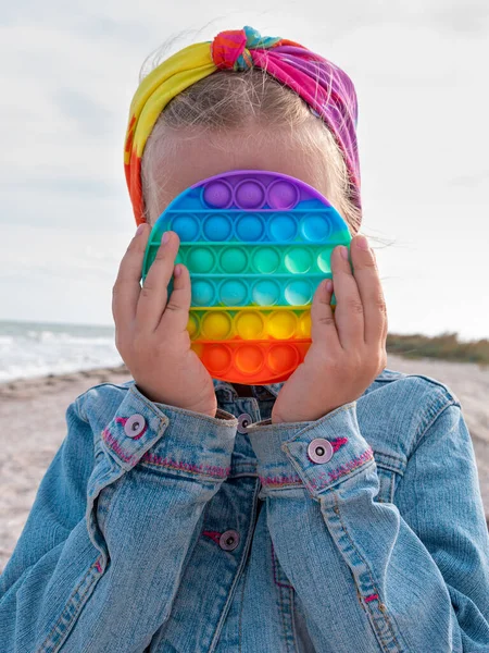 Bambino Felice Con Arcobaleno Pop Esso Giocattolo Divertirsi Sulla Spiaggia — Foto Stock