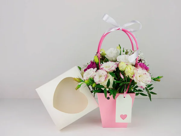 Schöne Weiße Eustoma Gypsophila Blumen Strauß Rosa Pastellkorb Geschenkbox Hellen — Stockfoto