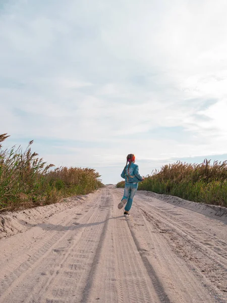 Niño Feliz Chaqueta Mezclilla Corriendo Saltando Divirtiéndose Playa Vacía Otoño — Foto de Stock