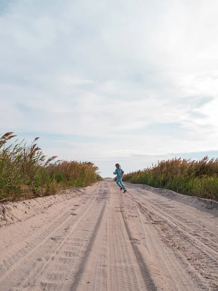 Niño Feliz Chaqueta Mezclilla Corriendo Saltando Divirtiéndose Playa Vacía Otoño — Foto de Stock