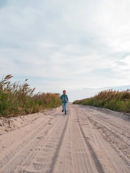 Felice Bambino Che Corre Saltando Divertendosi Sulla Spiaggia Vuota Del — Foto Stock