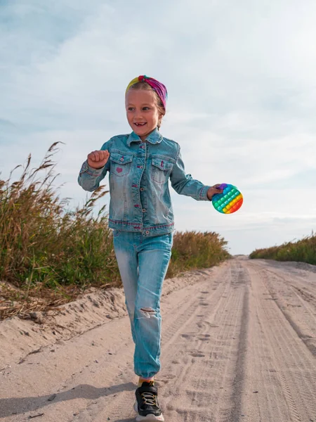 Niño Feliz Corriendo Saltando Divirtiéndose Playa Vacía Otoño Mar Chica —  Fotos de Stock