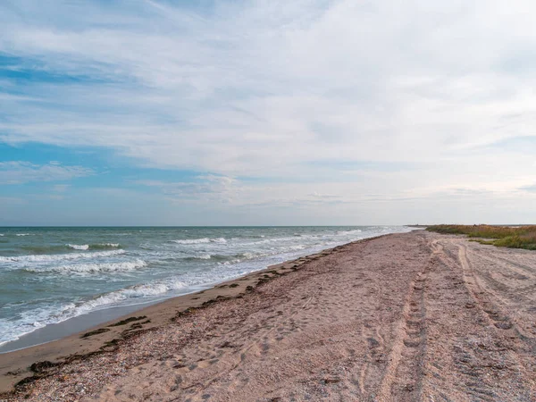 Pantai Kosong Dengan Latar Belakang Laut Dan Langit Biru Pada — Stok Foto